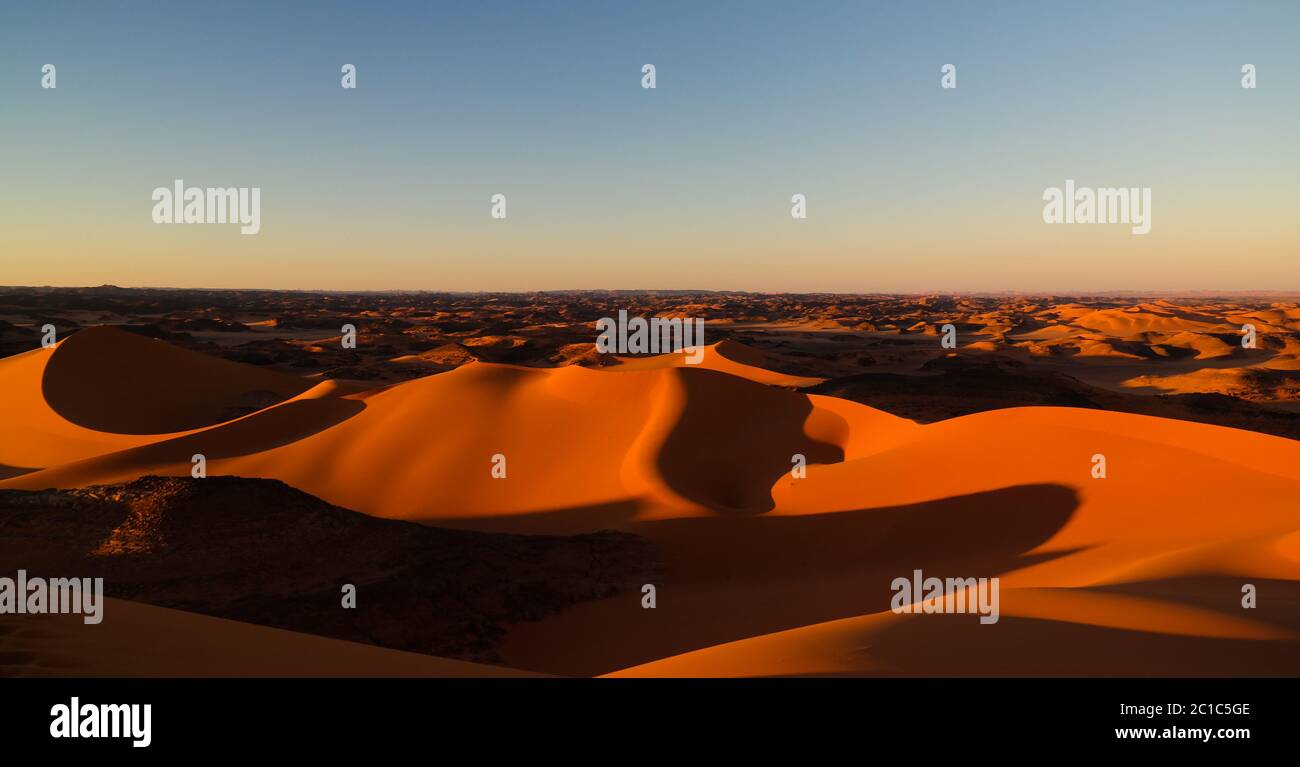 Vue sur la dune de Tin Merzouga au parc national de Tassili nAjjer en Algérie Banque D'Images