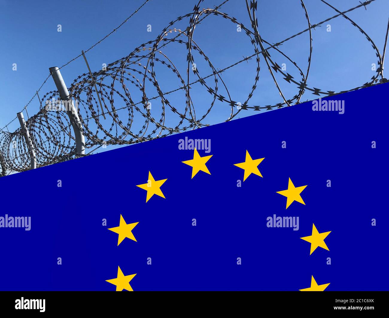 Acier barbelé sur mur en drapeau de l'Union européenne. Contrôle des frontières et politique de l'immigration et des réfugiés. Illustrat du concept Fortress Europe Banque D'Images