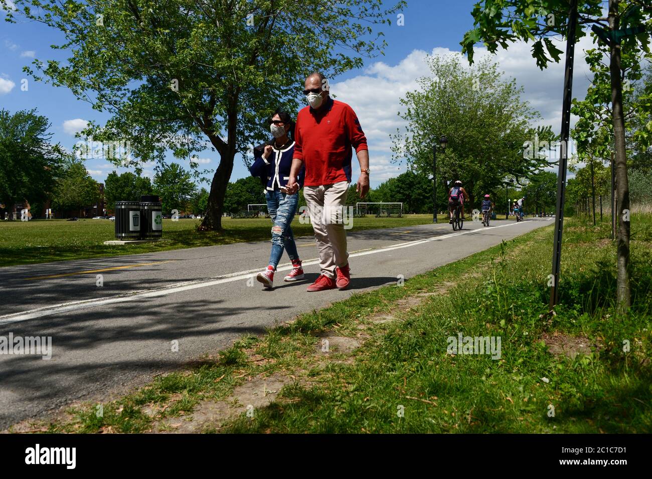 Verdun, CA - 14 juin 2020 : couple avec masques pour la protection contre la marche de COVID-19 dans un parc Banque D'Images