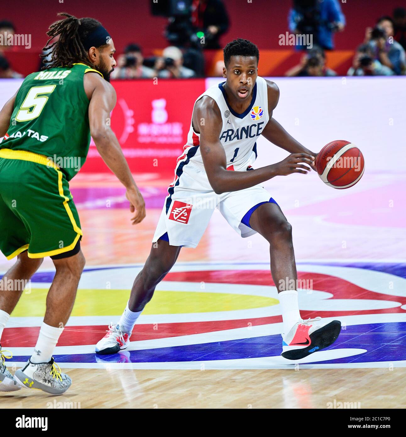 Frank Ntilikina (France) et Patty Mills (Australie). Coupe du Monde de Basket-ball de la FIBA, Chine 2019, demi-finale. Match pour la médaille de bronze Banque D'Images Frank Ntilikina (France) et Patty Mills (Australie). Coupe du Monde de Basket-ball de la FIBA, Chine 2019, demi-finale. Match pour la médaille de bronze Banque D'Images