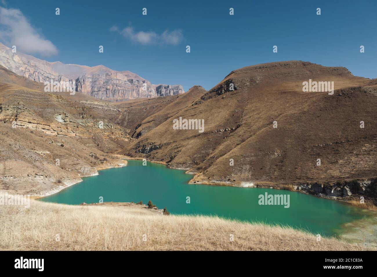 Lac de montagne dans le Caucase sur fond de rochers épiques Banque D'Images