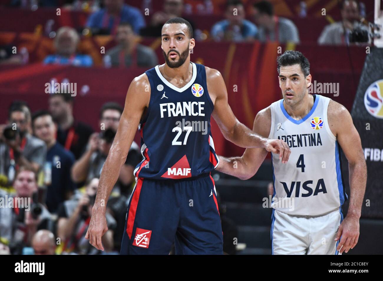 Rudy Gobert (France) et Luis Scola (Argentine). Coupe du monde de basket-ball  FIBA Chine 2019, demi-finales Photo Stock - Alamy