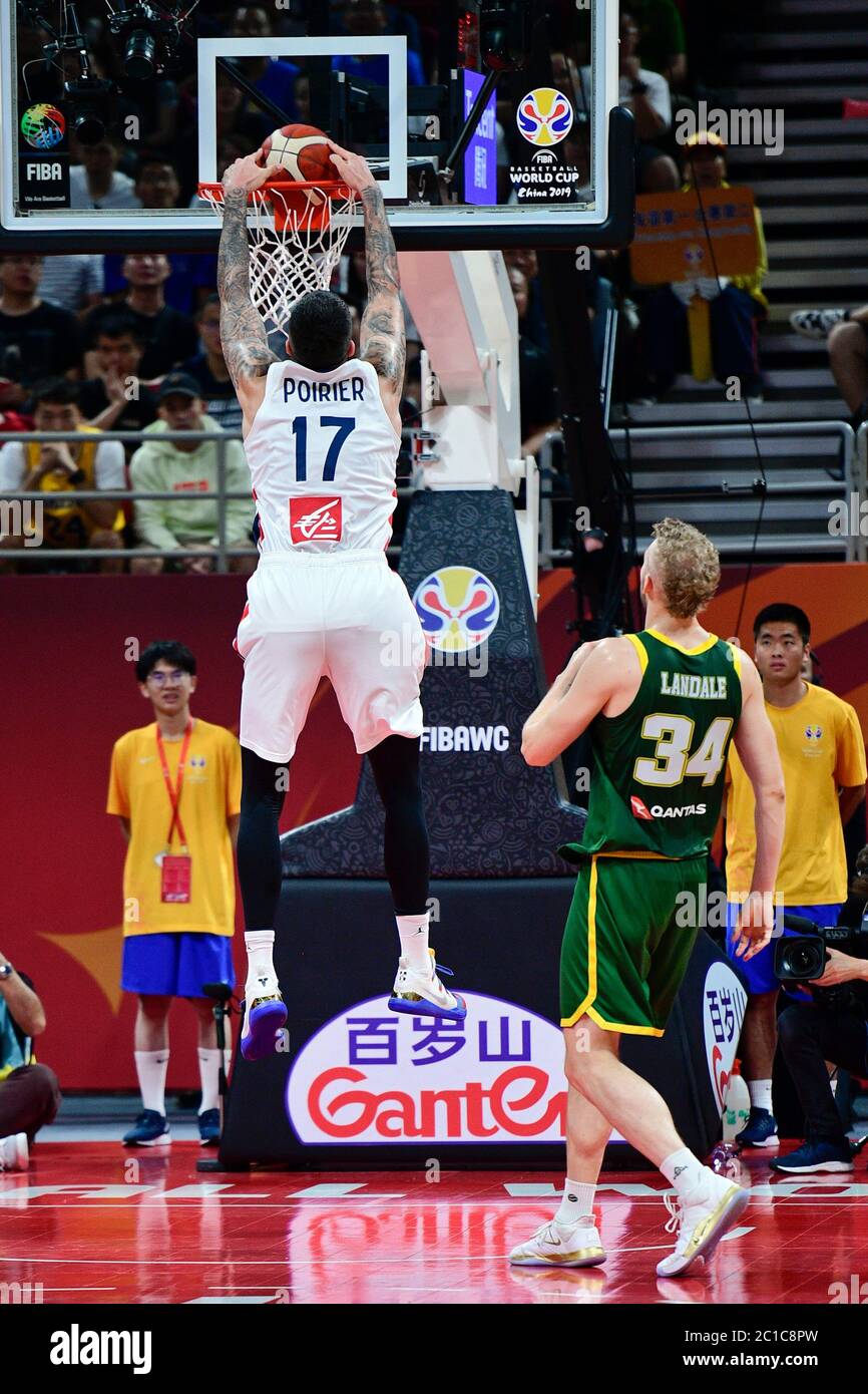 Vincent Poirier (France) dunking contre l'Australie. Coupe du monde de  basket-ball FIBA Chine 2019, demi-finales. Médaille de bronze Photo Stock -  Alamy