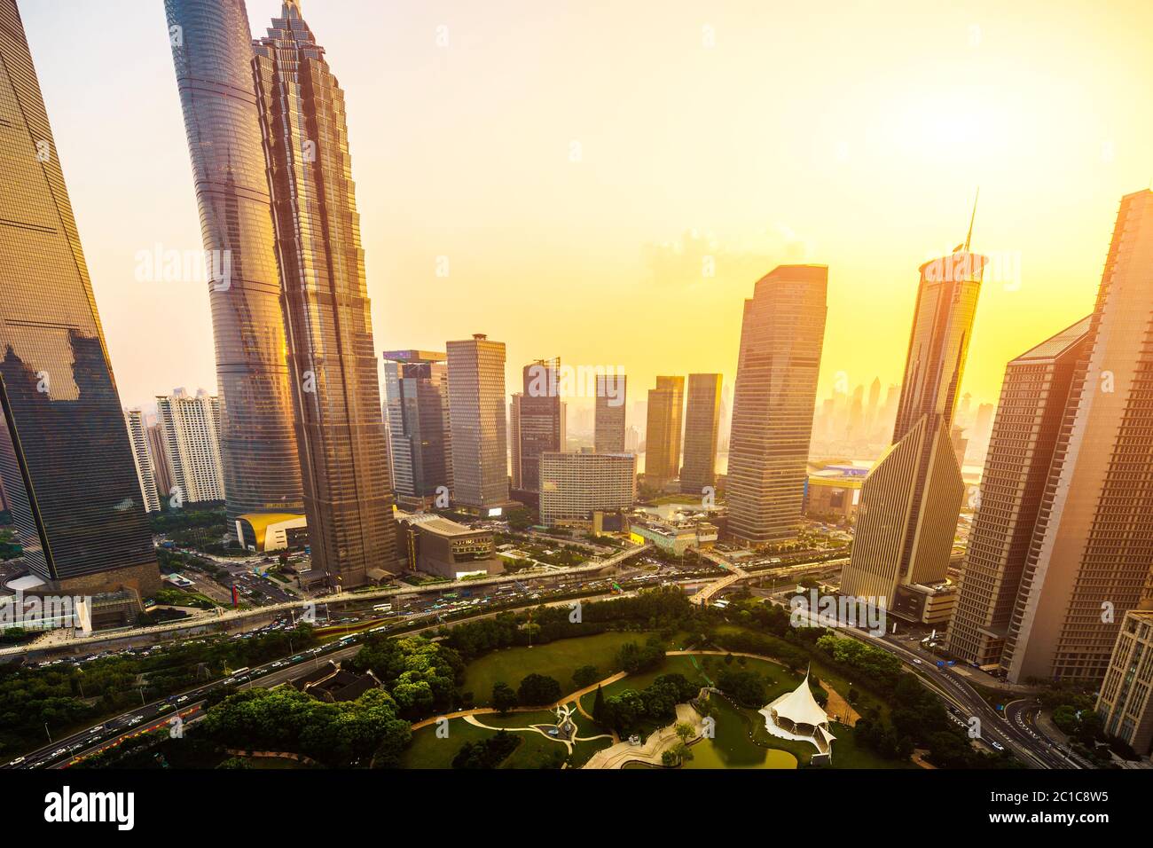 Gratte-ciel et maisons d'une ville moderne Banque D'Images