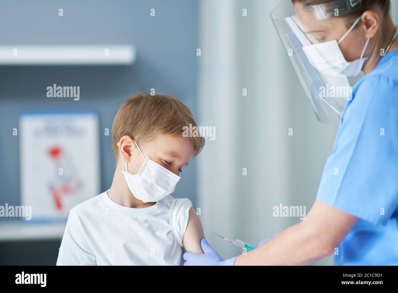 Portrait d'un adorable petit garçon vacciné au bureau du médecin Banque D'Images
