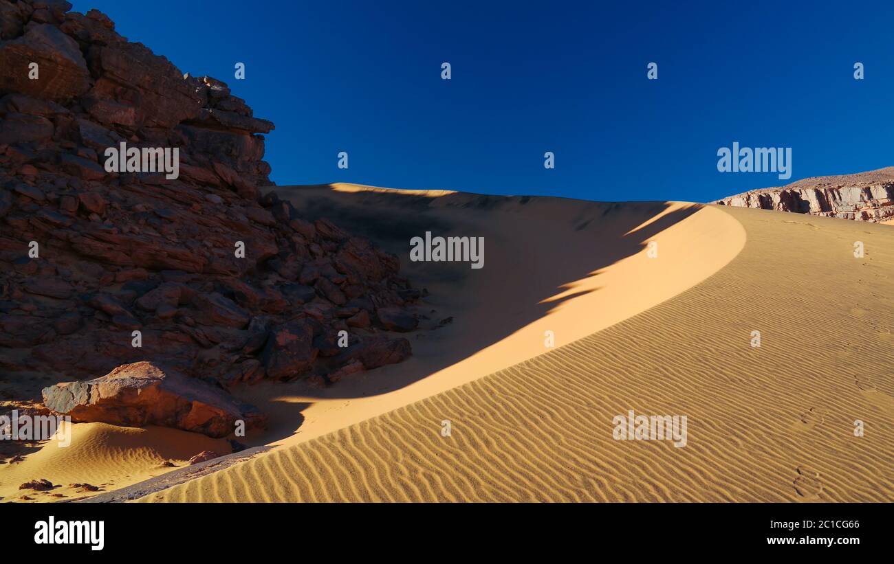 Colorez les ombres des dunes du parc national Tassili nAjjer, en Algérie Banque D'Images