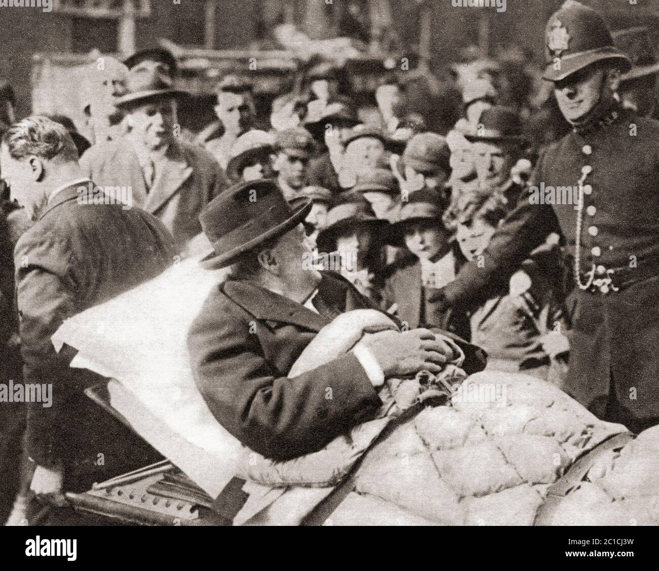Sir Winston Churchill, vu ici en 1932, quitte la maison de retraite de la rue Beaumont, après avoir subi une attaque de paratyphoïde. Sir Winston Leonard Spencer-Churchill, 1874 – 1965. Politicien britannique, officier de l'armée, écrivain et deux fois Premier ministre du Royaume-Uni. Banque D'Images