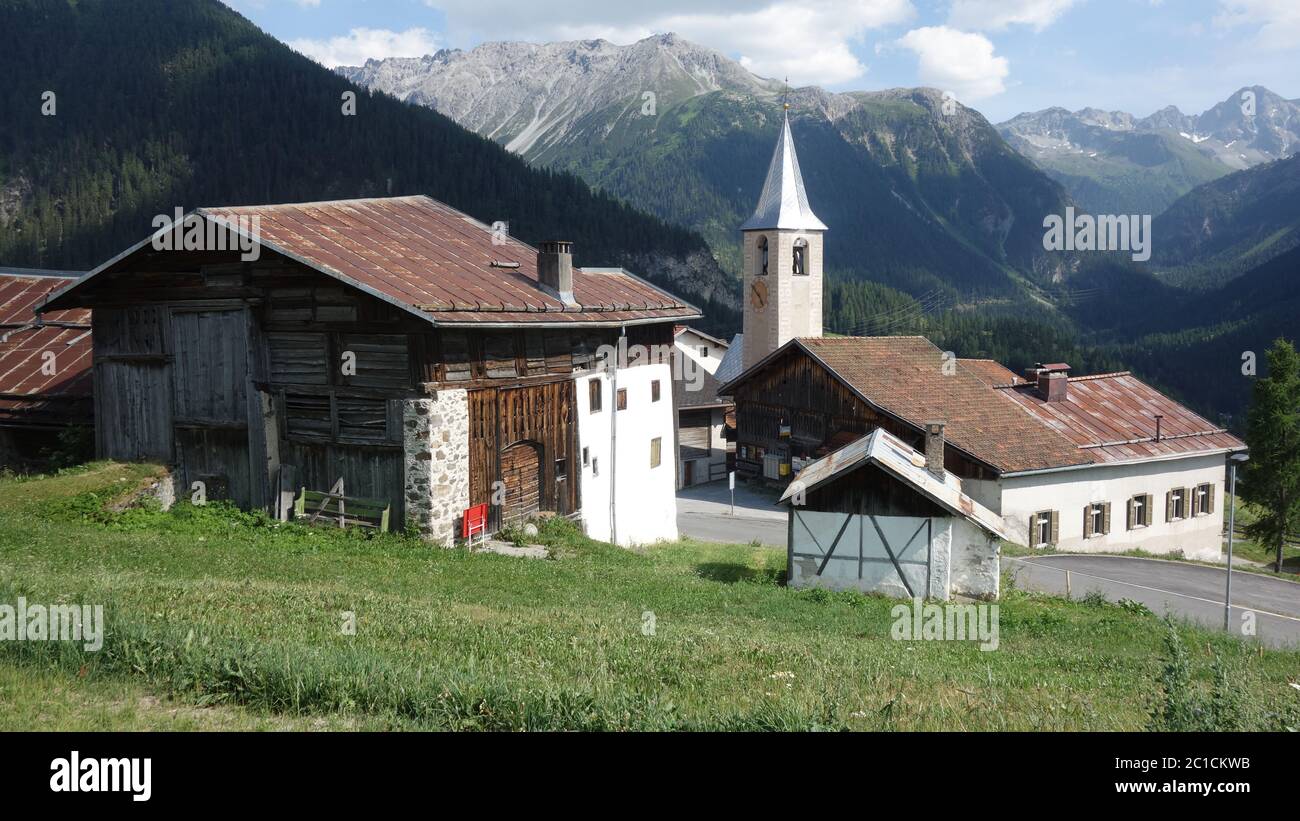 Le Heididorf Latsch ci-dessus et dans la municipalité de Bergün. Banque D'Images