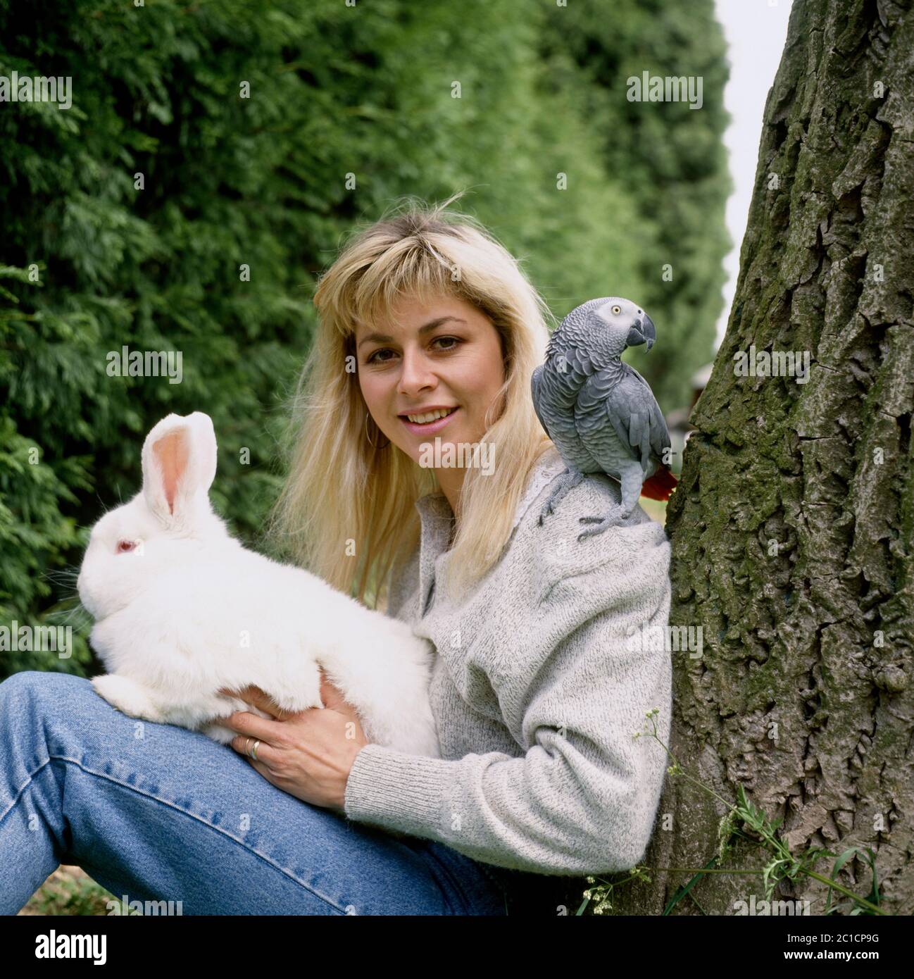 Suzanne Dando, ancienne gymnaste olympique britannique, photographiée à la maison avec son lapin et son perroquet Banque D'Images
