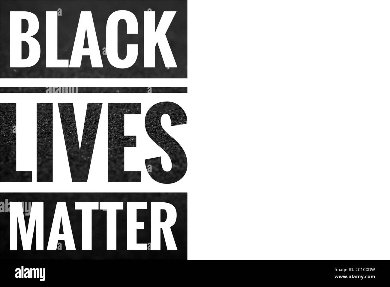 Le mot Black Lives Matter est de couleur noire et blanche, isolée sur fond blanc. Espace pour copier du texte - lettres d'information Banque D'Images