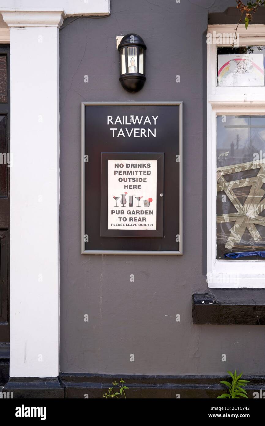 Avis à l'extérieur d'un pub informant les clients que les boissons ne sont pas autorisées dans cette zone Banque D'Images