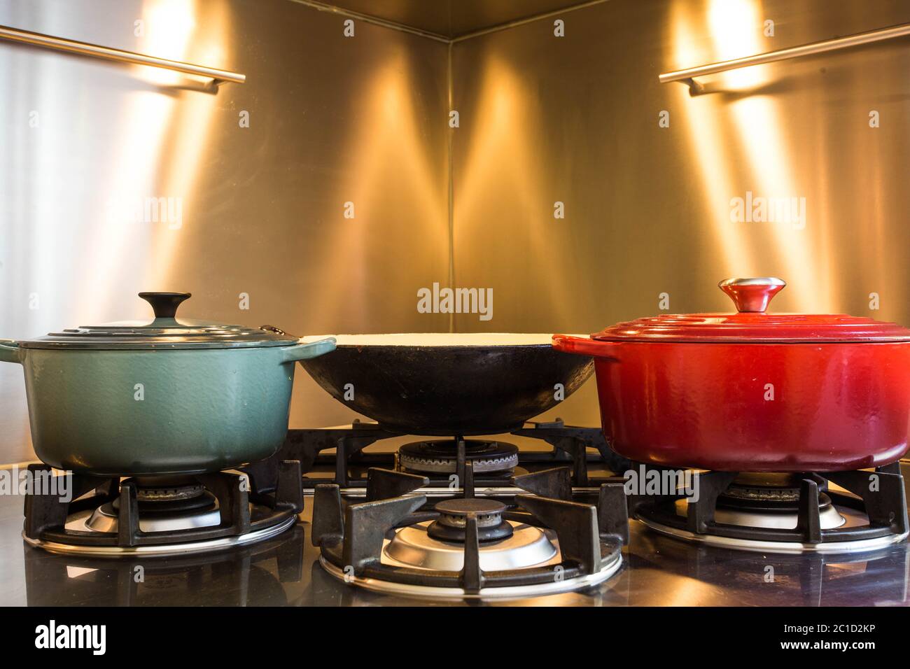 Cuisine élégante pour la cuisine d'atelier dans l'hôtel ont un équipement de luxe et une petite casserole sur le poêle à gaz qui a feu. Banque D'Images