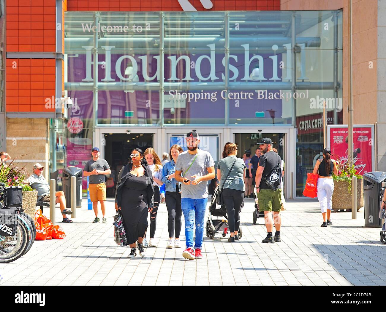 Le 15 juin 2020, après avoir été fermé depuis avril, les magasins de détail ont ouvert dans la plupart des pays d'Angleterre. Le centre Houndshill, Blackpool Banque D'Images