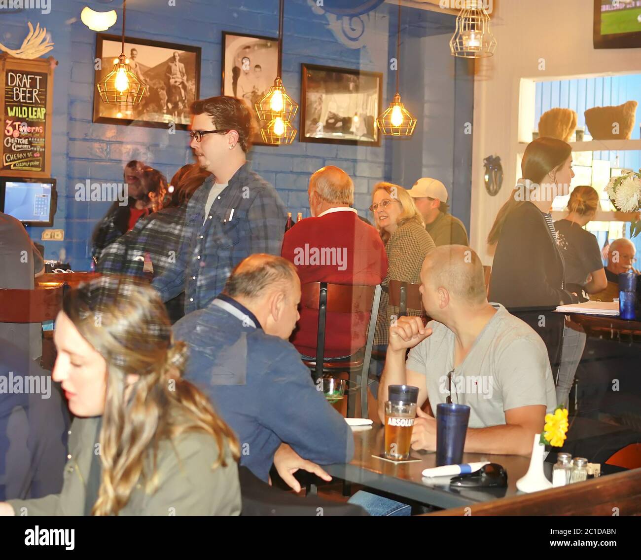 Dahlonega, GA-circa 3 novembre 2019: Les clients apprécient le brunch du dimanche dans un restaurant local tandis que les réflexions des passants rebondissent de la fenêtre Banque D'Images