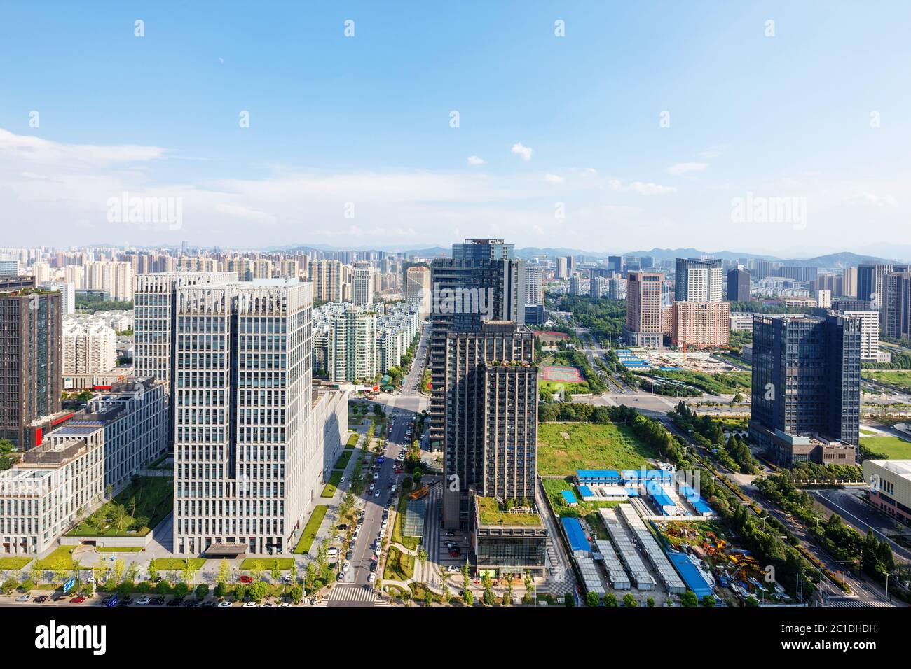 Gratte-ciel et maisons d'une ville moderne Banque D'Images