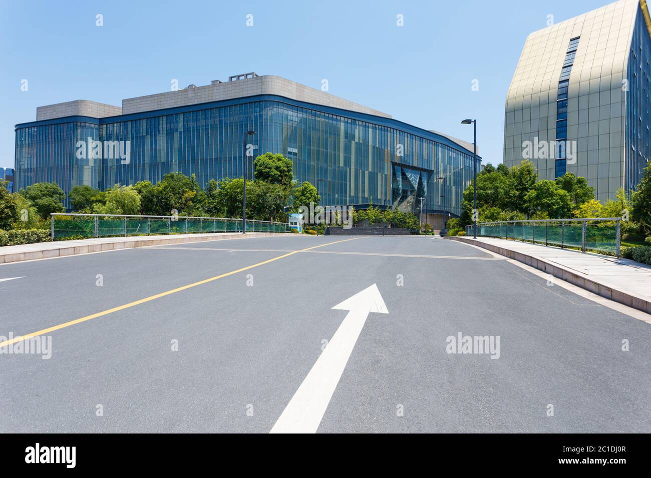 Route asphaltée dans la ville de Morden Banque D'Images