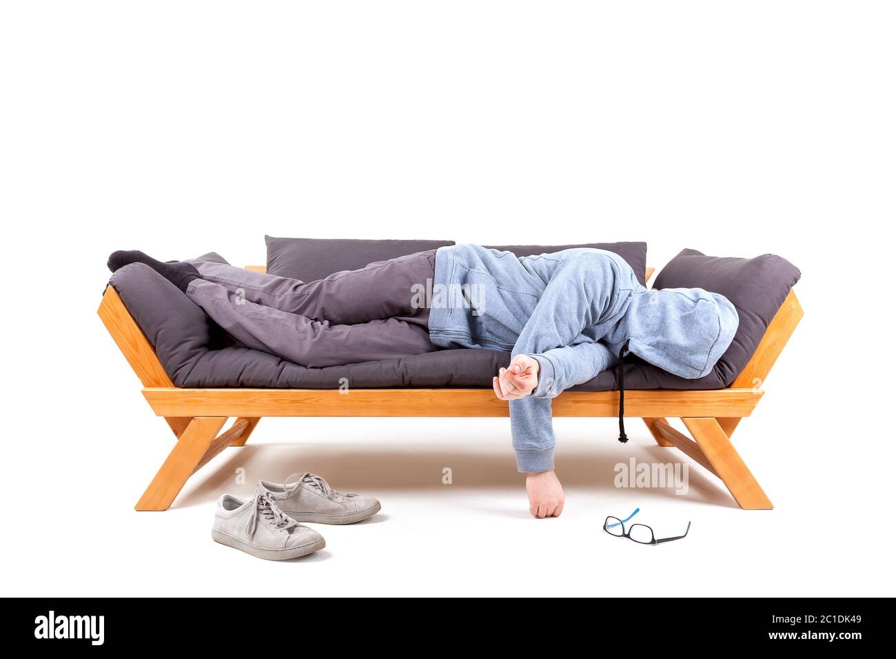 Man lying on couch avec gueule de bois. Banque D'Images