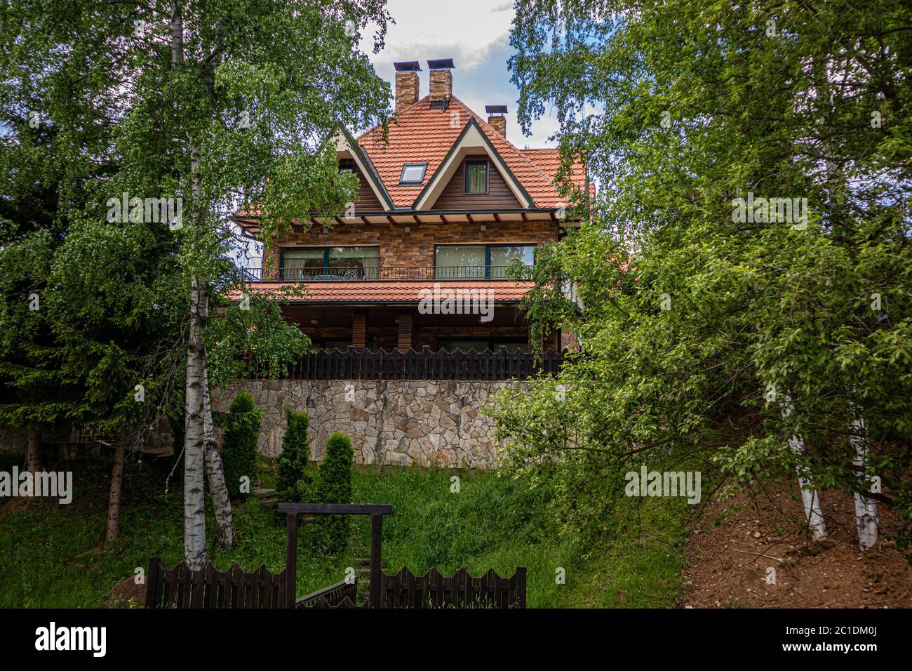 Lac Vlasina, Serbie - juin 14. 2020 belle maison en nature avec extérieur moderne et mur de pierre et forêt de bouleau autour de la maison Banque D'Images