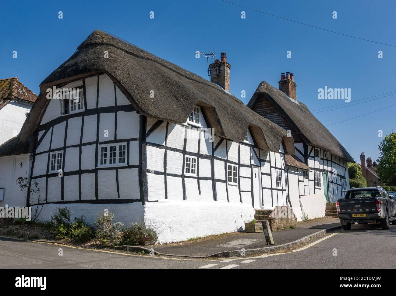 Cottages traditionnels à toit de chaume à Micheldever, Hampshire, Angleterre, Royaume-Uni Banque D'Images