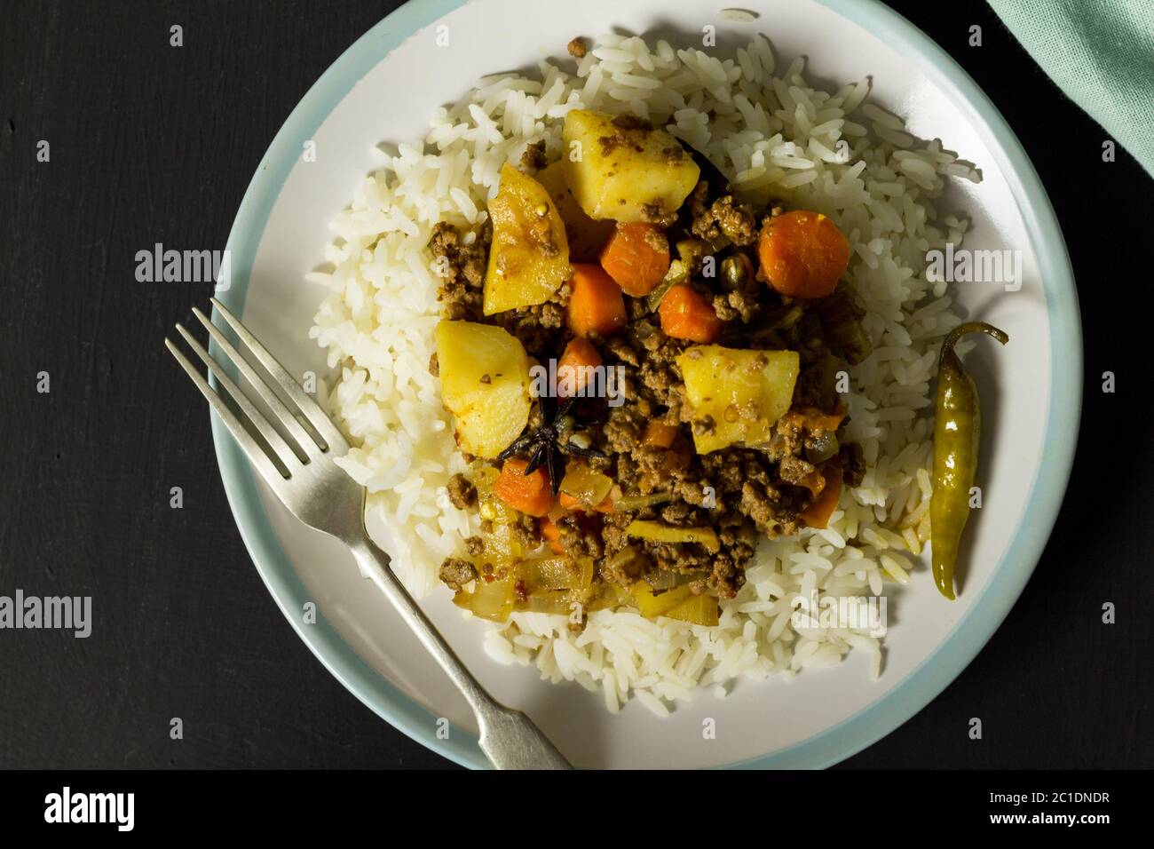 Curry et riz en vue de dessus, la plaque photo sur table rustique noir Banque D'Images