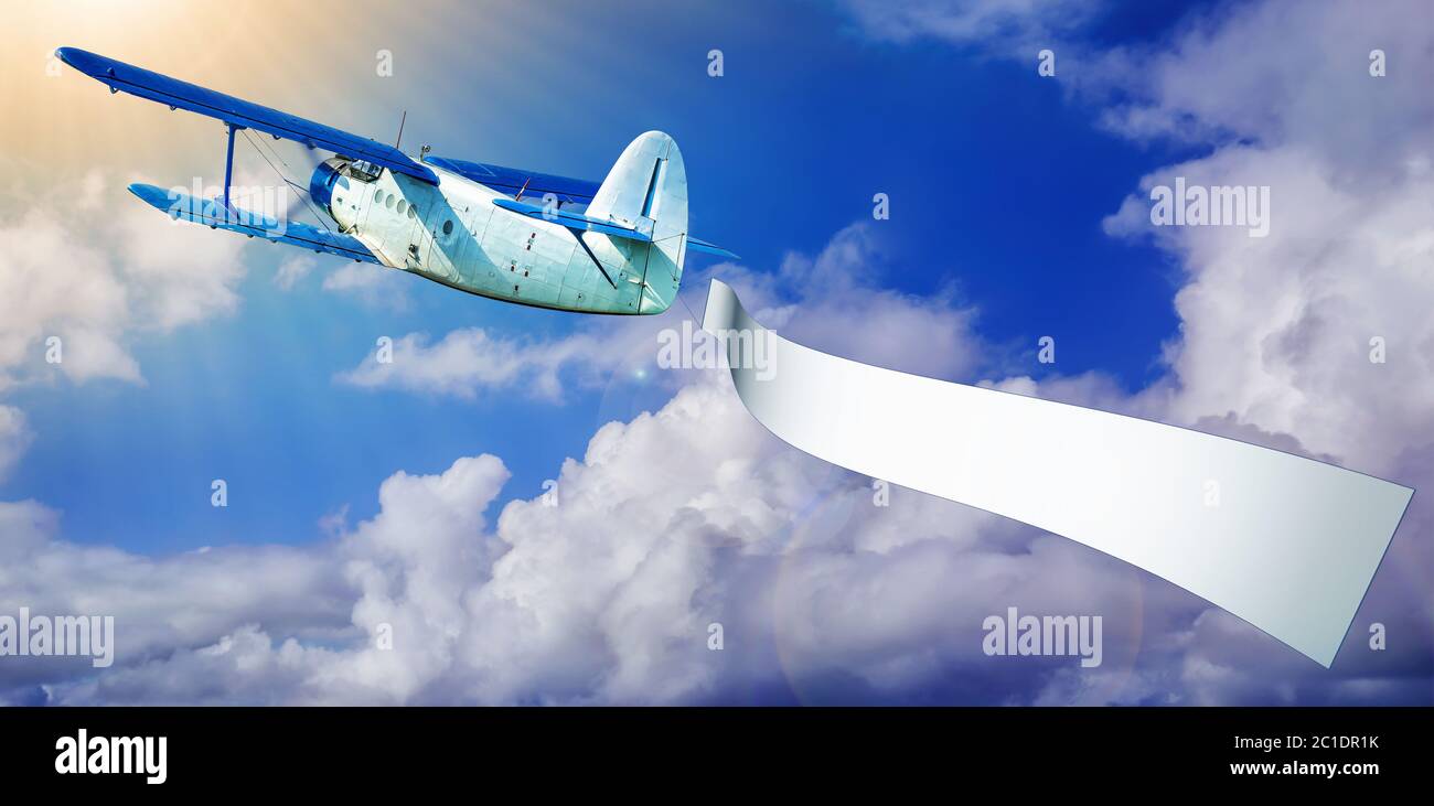 avion avec une bannière blanche contre un ciel bleu Banque D'Images