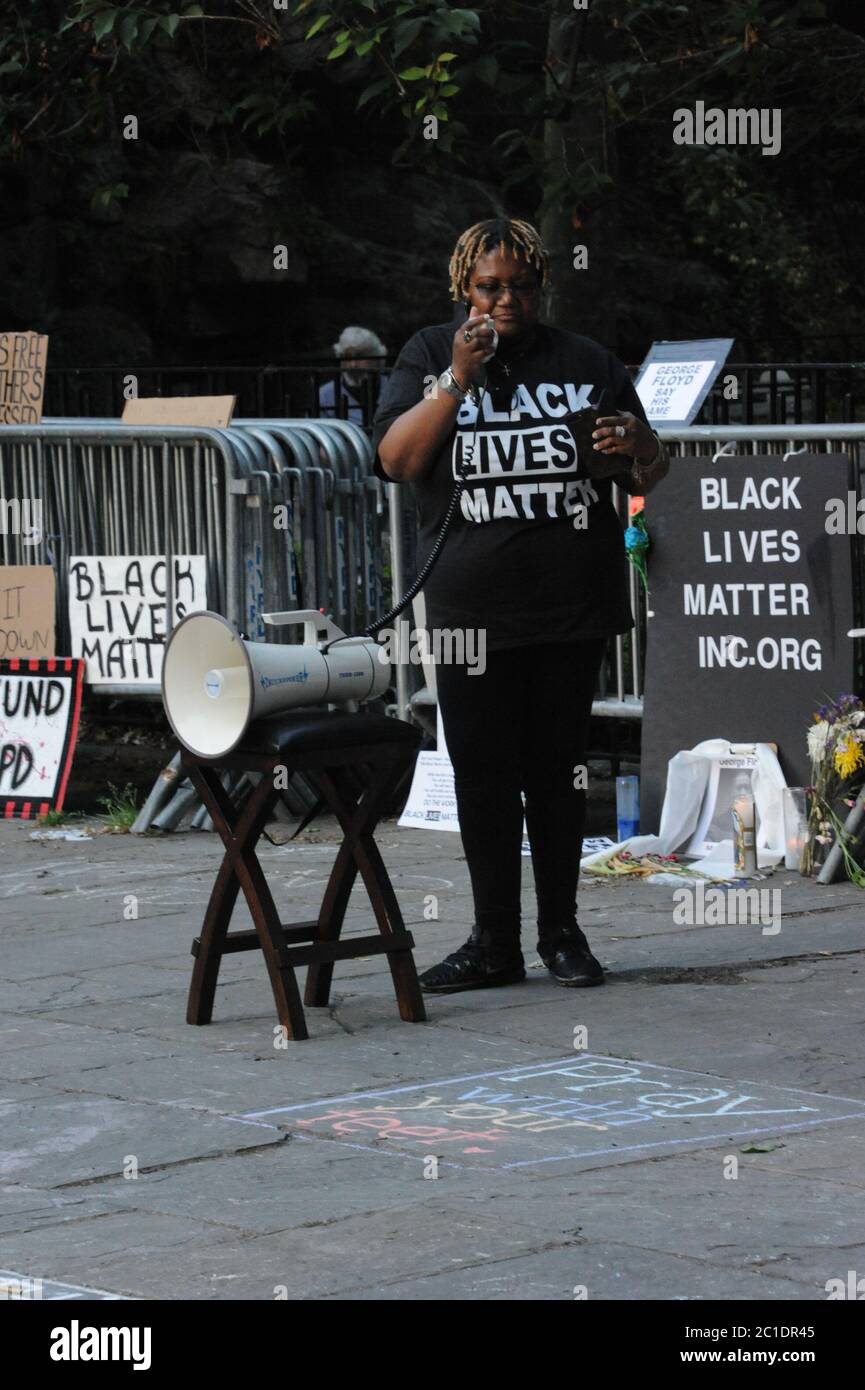 Vigile pour George Floyd 14 juin 2020 à Manhattaans Upper East Side à l'extérieur de Gracie Mansion, résidence du maire Bill de Blasio, à New York, New York Banque D'Images
