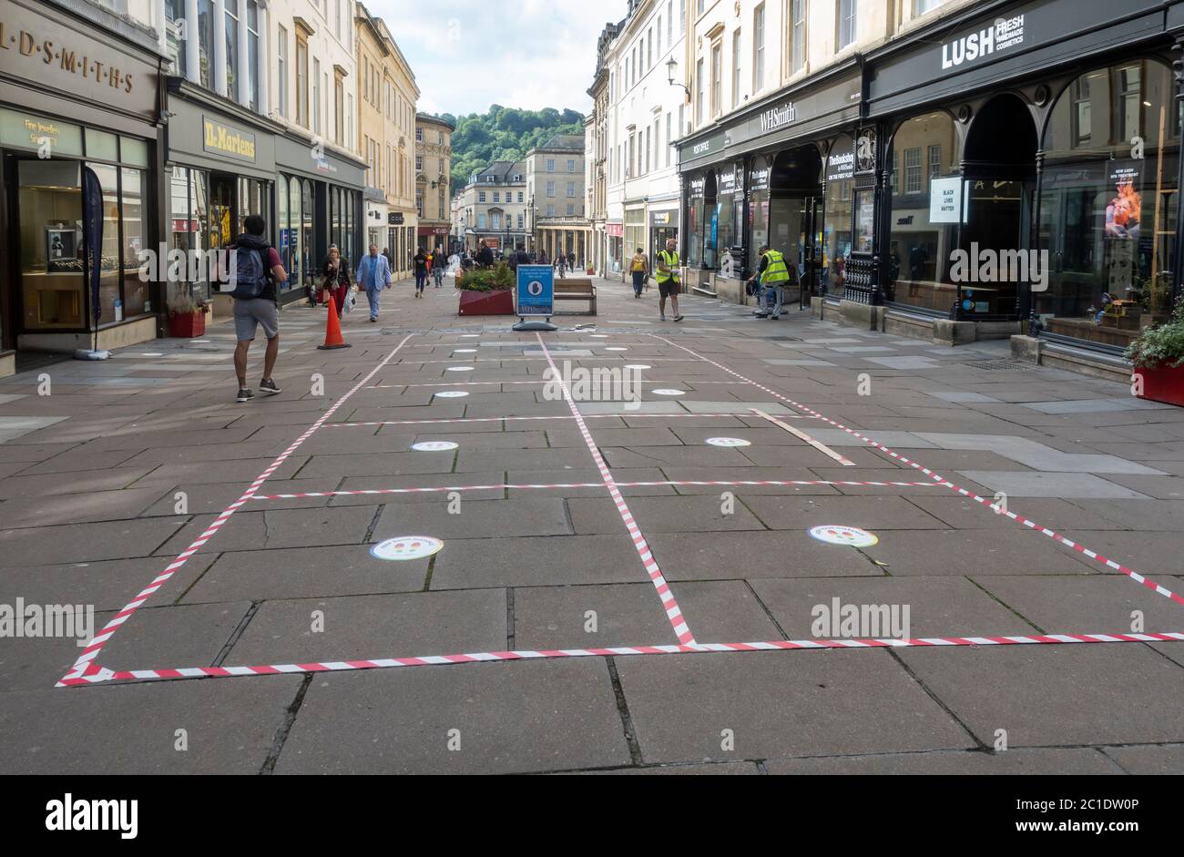 Les magasins non essentiels rouvrent à Bath après 12 semaines de fermeture avec des mesures de distance sociales en place. Covid 19 Bath Royaume-Uni Banque D'Images