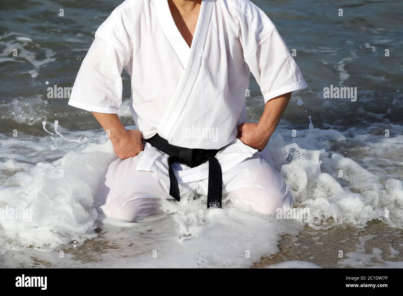 Arts martiaux, karaté japonais assis à la plage spirituelle Banque D'Images