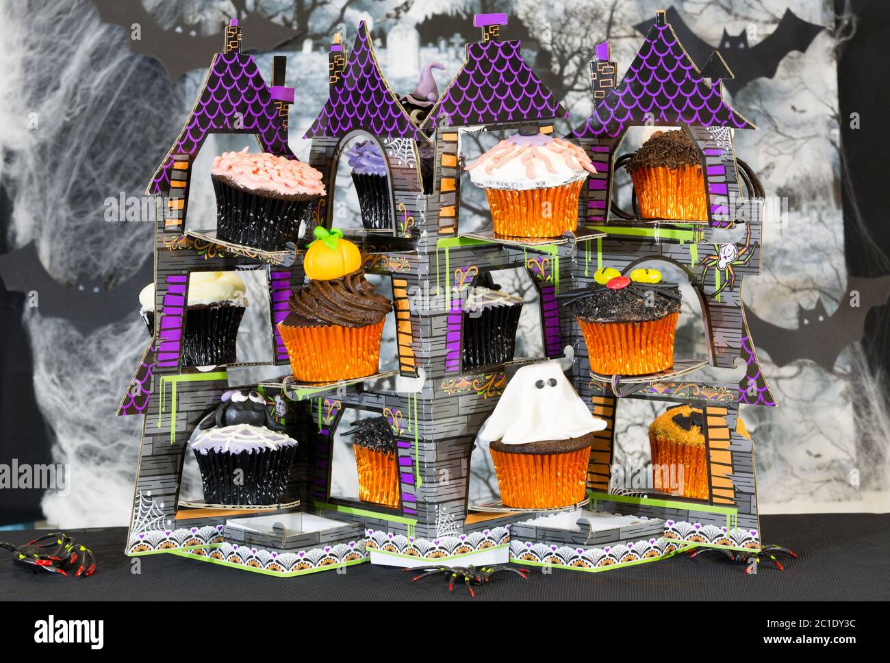 Assorted cupcakes halloween exposés dans une maison Banque D'Images