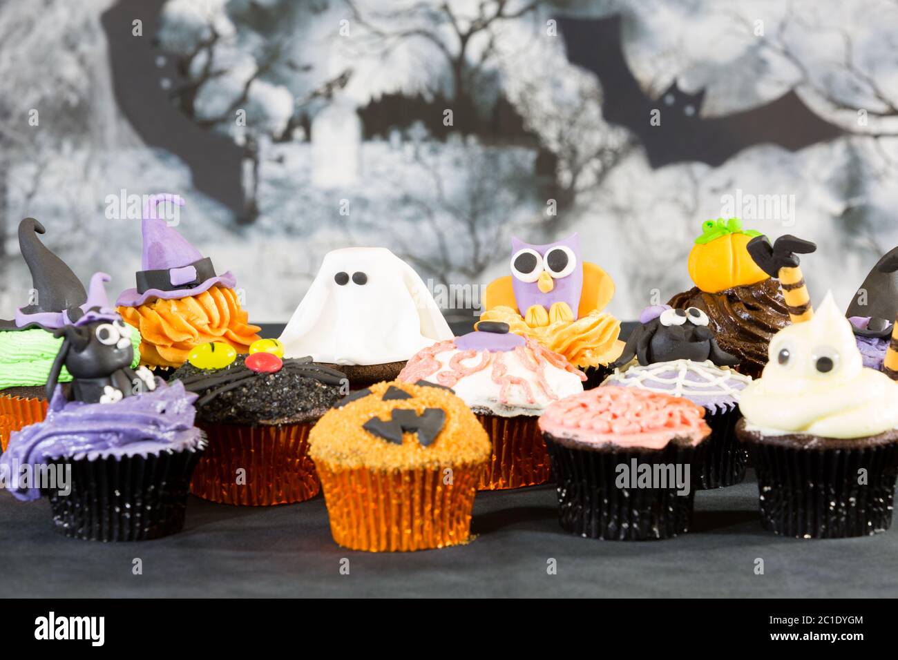 Assorted cupcakes halloween exposés dans une maison Banque D'Images