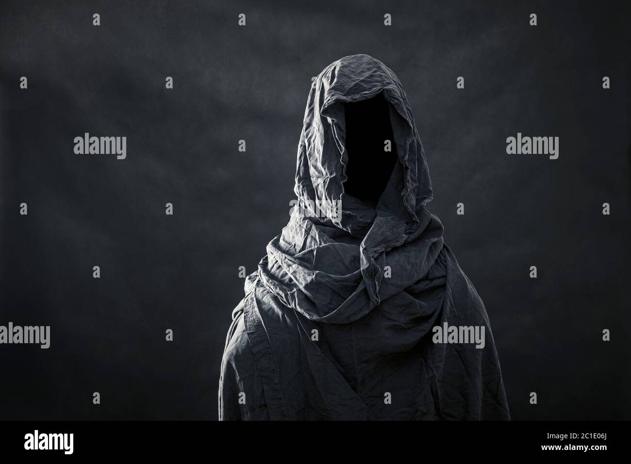 La figure fantomatique dans le noir Banque D'Images