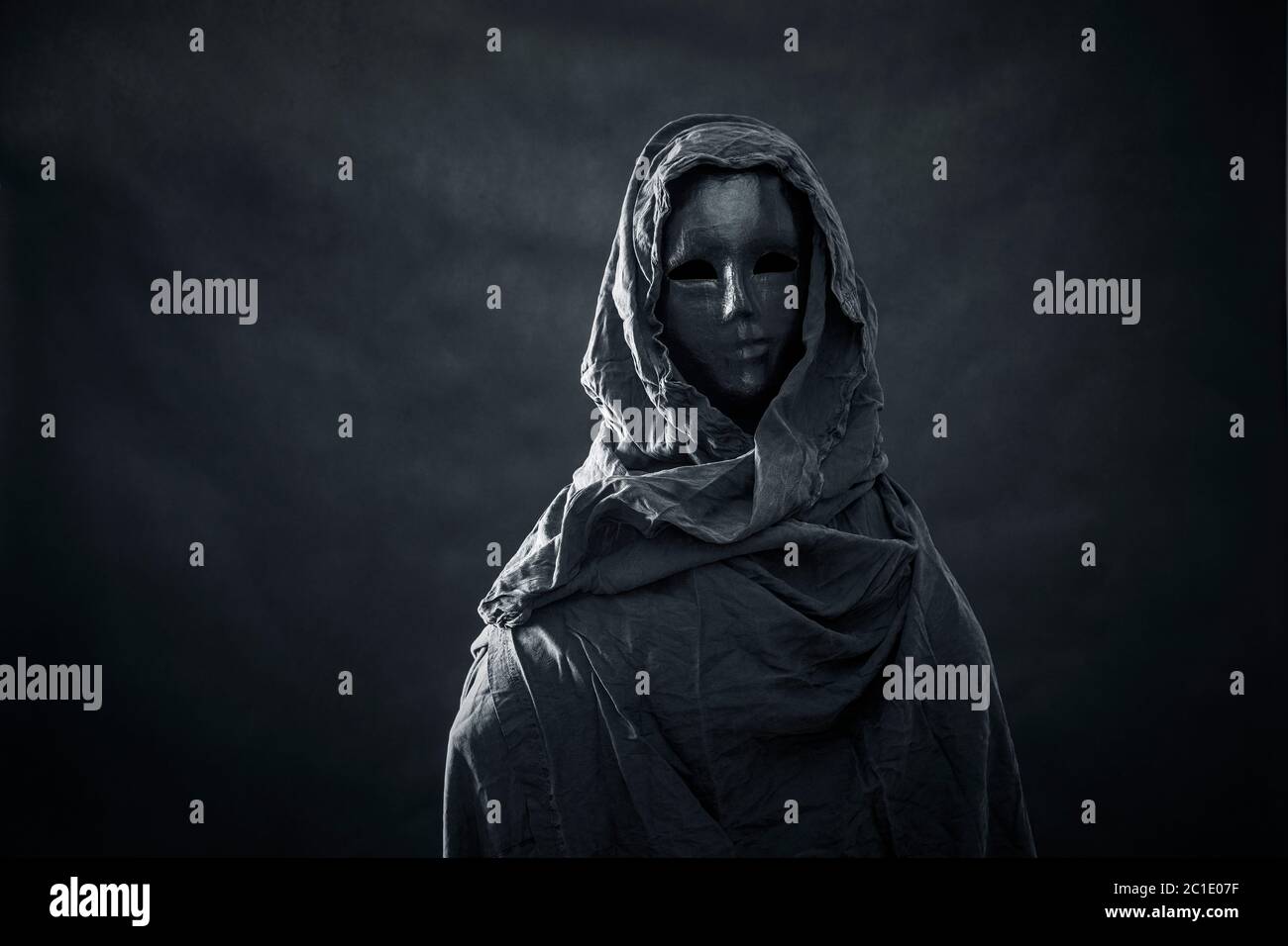 La figure fantomatique dans le noir Banque D'Images