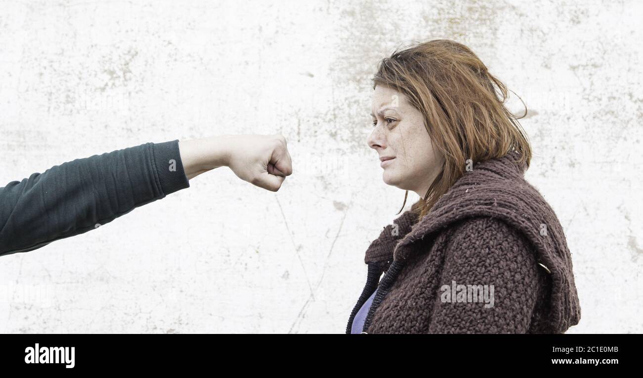 Femme battue Banque de photographies et d’images à haute résolution Alamy