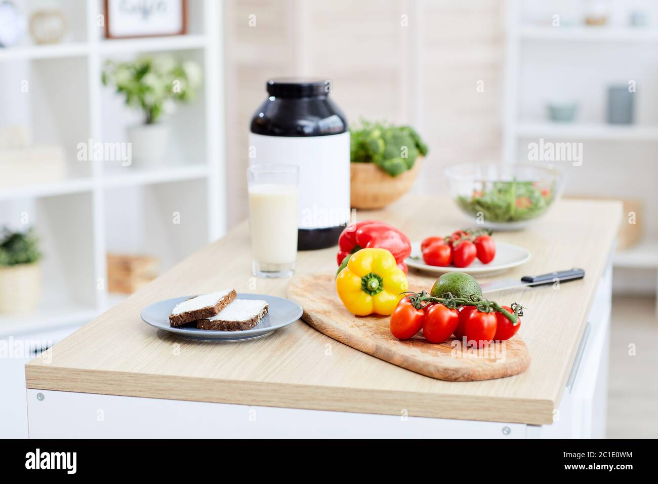 Gros plan de légumes frais et bouteille avec une bonne alimentation sur la table dans la cuisine à la maison Banque D'Images
