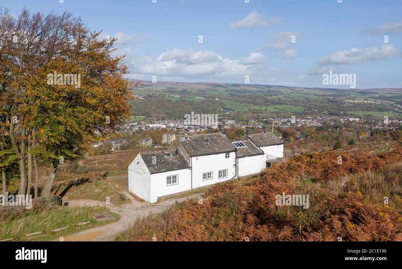 Vue d'automne sur le café White Wells, les anciens bains à remous, haut sur Ilkley Moor vers la ville du West Yorkshire d'Ilkley Banque D'Images