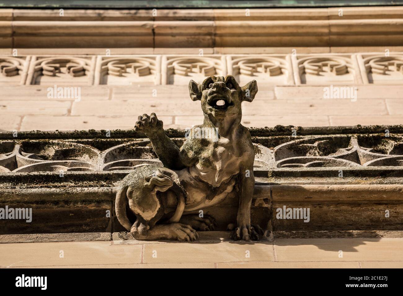 Vieille gargouille sur le toit d'une ancienne église Banque D'Images