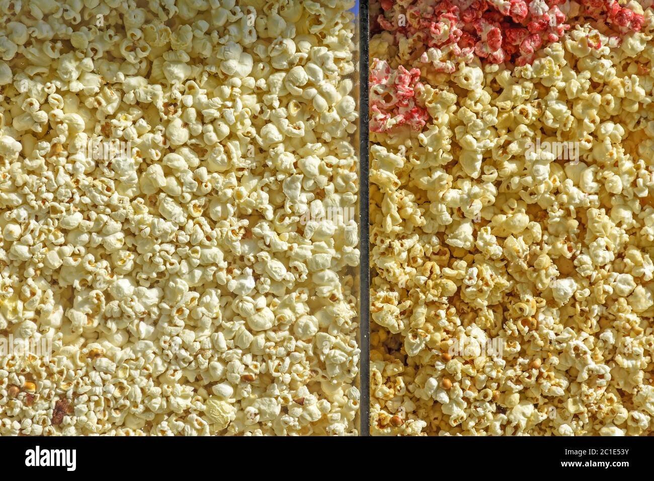 Céréales de pop-corn sucré et salé dans une fenêtre Banque D'Images