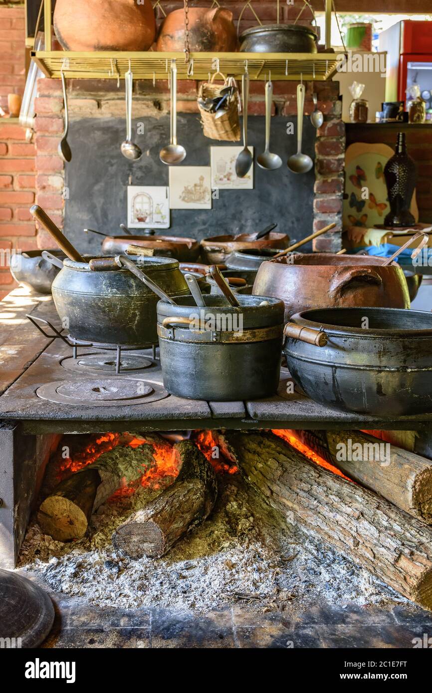 Poêle à bois et quelques pots en argile Banque D'Images