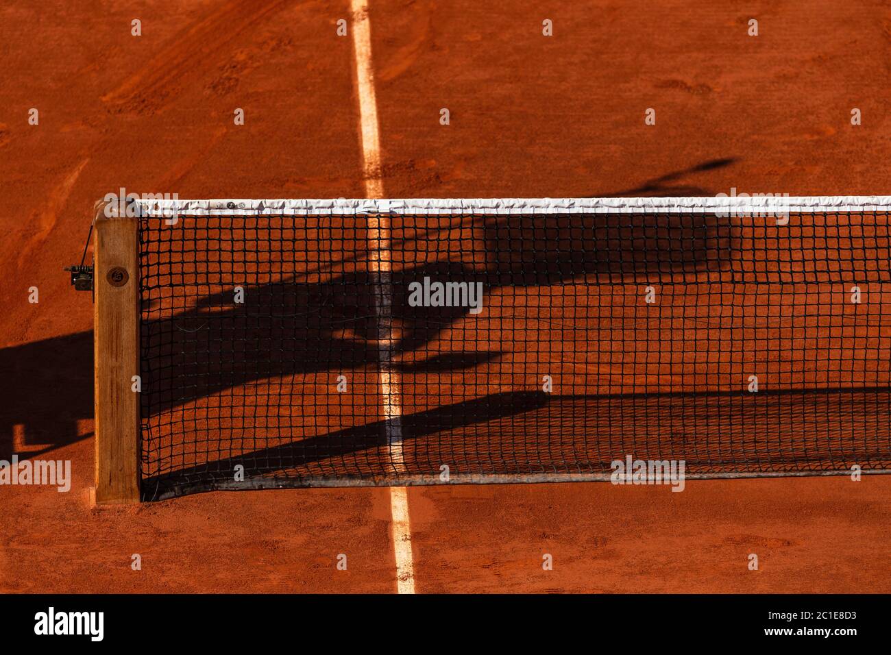 Vue sur un court de tennis en terre battue et ligne de base Banque D'Images