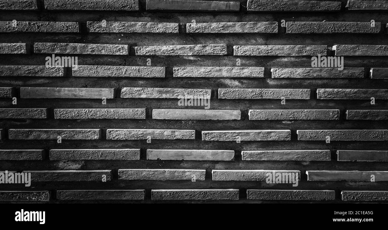 mur en brique noire, fond sombre pour le design. Partie de mur en brique peint en noir. Vide. Banque D'Images