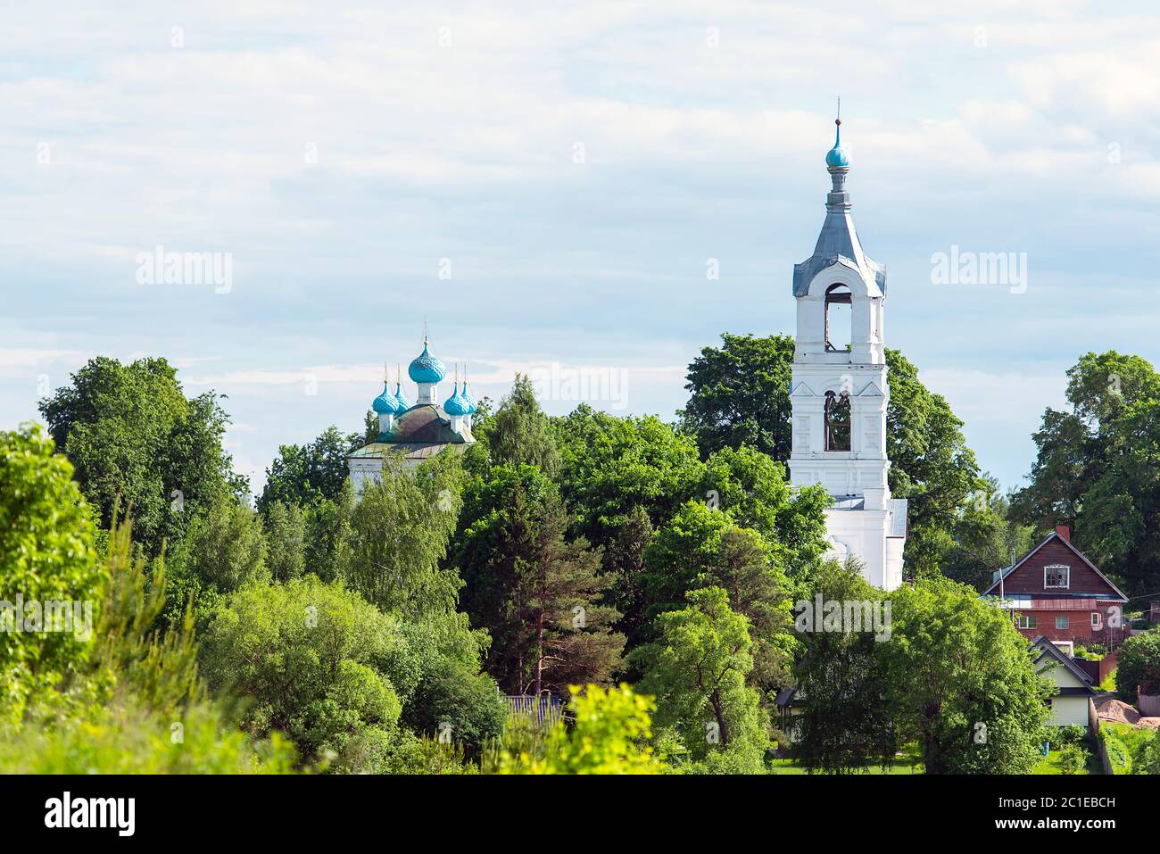 Paysage russe avec de vieilles églises et village pendant la journée d'été Banque D'Images