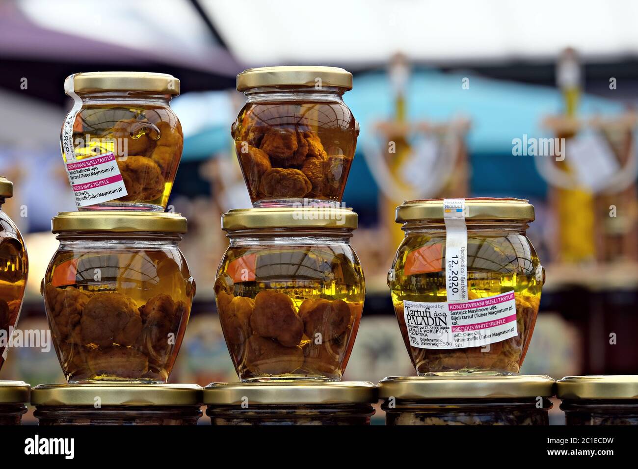 Souvenirs typiques au marché ouvert de Rovinj, bocaux à truffes à l'huile Banque D'Images
