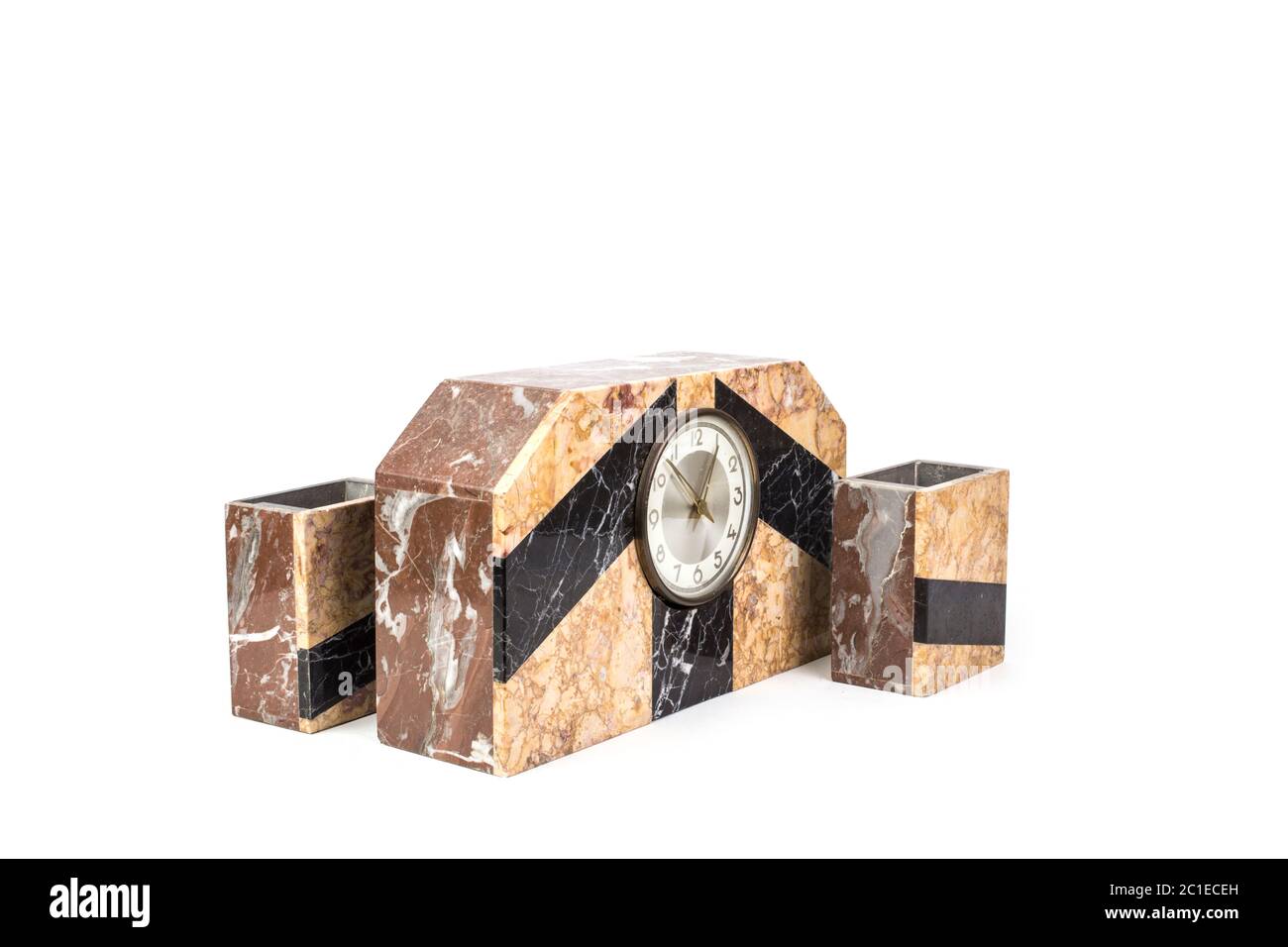 Studio photo de l'horloge antique de style manteau sur fond blanc. Europe occidentale Banque D'Images