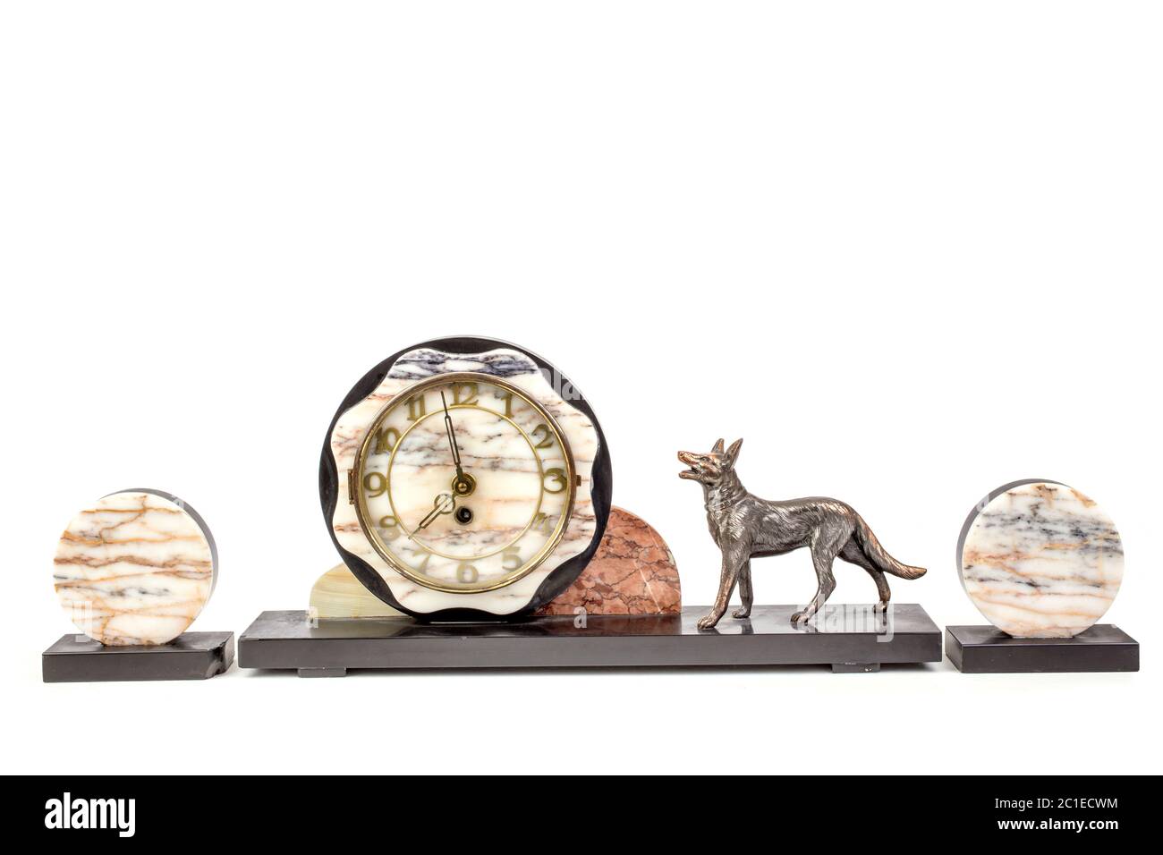 Studio photo de l'horloge antique de style manteau sur fond blanc. Europe occidentale Banque D'Images