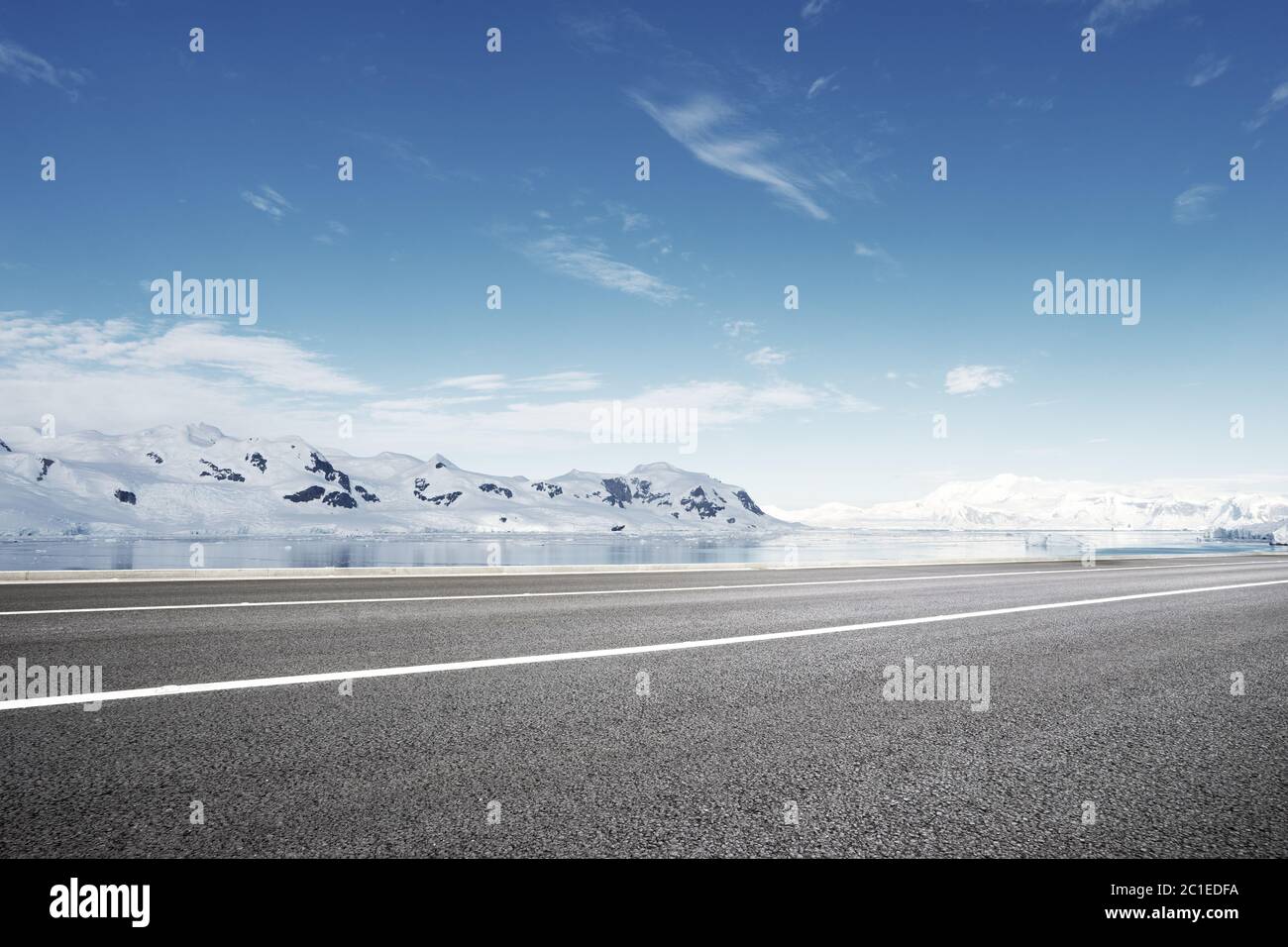 Route asphaltée vide avec Snow Mountain Banque D'Images