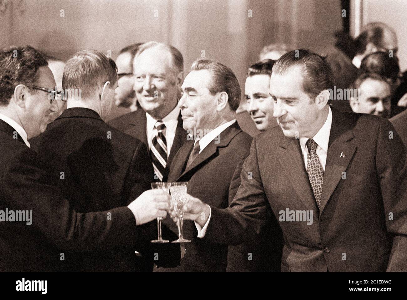 LE président AMÉRICAIN Nixon se retrouve à lier son verre à celui de Henry Kissinger à Moscou en 1972 avec le dirigeant de l'URSS Leonid Brejnev en arrière-plan Banque D'Images