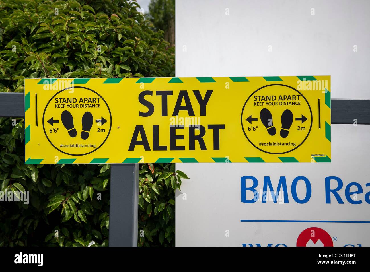 Restez vigilant pour les distances sociales à l'entrée du parking au parc de détail de Ruislip, dans le quartier de Hillingdon à Londres Banque D'Images