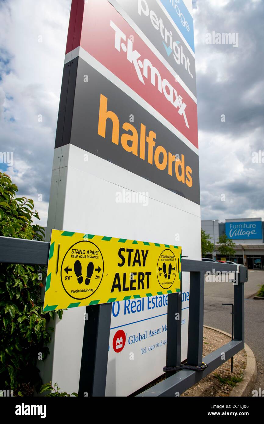 Restez vigilant pour les distances sociales à l'entrée du parking au parc de détail de Ruislip, dans le quartier de Hillingdon à Londres Banque D'Images