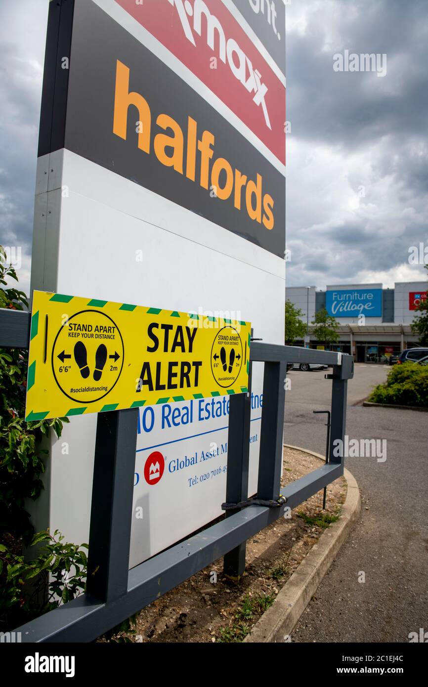 Restez vigilant pour les distances sociales à l'entrée du parking au parc de détail de Ruislip, dans le quartier de Hillingdon à Londres Banque D'Images