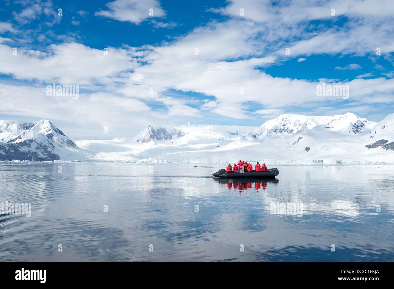 Bateau gonflable plein de touristes, à l'observation des baleines et des phoques, péninsule antarctique, Antarctique Banque D'Images